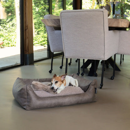 Orthopedische hondenmand lederlook taupe met grijze buitenkant en lichtroze binnenkussen voor extra comfort