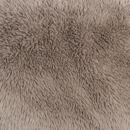 Orthopedische hondenmand ruby taupe met een zachte beige faux fur stof en een dicht, pluizig oppervlak